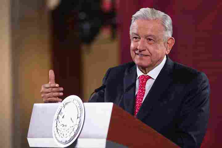 AMLO celebra que Twitter le haya devuelto su cuenta a Donald Trump.