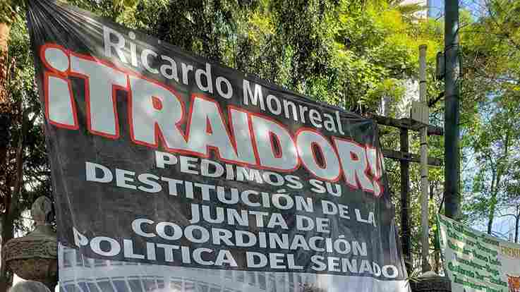 Tachan de traidor a Ricardo Monreal en plena marcha de AMLO